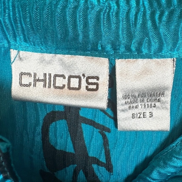 Chico's Turquoise Crinkle Button Up Blouse with Black Oriental Writing; Size XL - Picture 7 of 9